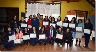 Certifican a hombres y mujeres en Cursos de Cajero 