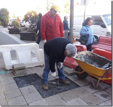 Municipio de Villarrica trabaja en el mantenimiento de baldosas en sector céntrico (3)