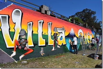 Jóvenes de Villarrica vistieron de colores los muros de la Costanera (1)