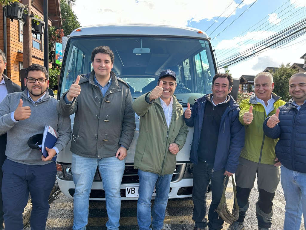 Inauguran bus escolar para 90 estudiantes de Palguín